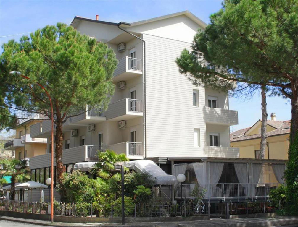 Hotel Loretta & Dependance Червия Экстерьер фото